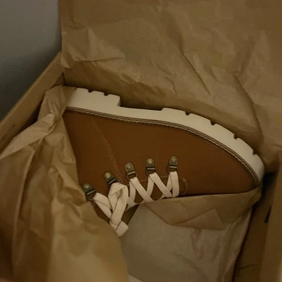 NIB Cognac Sherling trim lug lace up boot - Picture 8 of 12